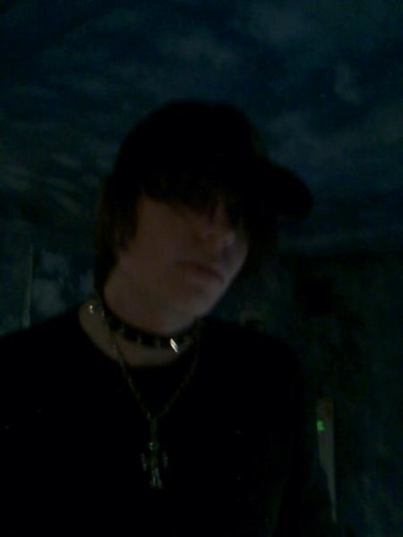 Ich nach einer langen nacht (01.02.2010) mit freunden aller art goth, visu, hopper und sogar ein normalo =3 war sehr mde xD
