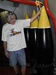 Dad neben dem Waffenlager eines Zerstrers, der USS Alabama.