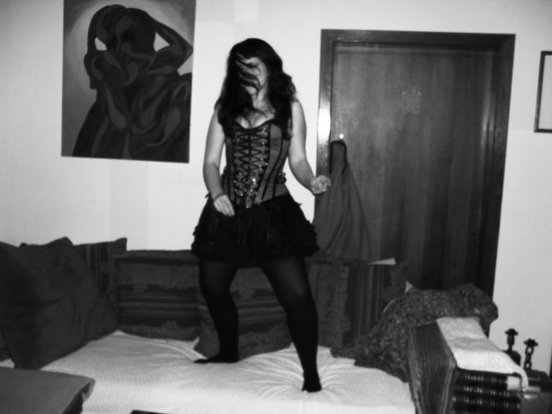 hehe, luftgitarre auf der couch xD