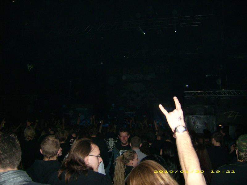 Alle schauen nach vorne. Ausser einer. Der in der Mitte schaut nach hinten. ;P
(Der mit der Brille zhlt nicht er schaut auf die Seite.^^)

Neckbreakers Ball 2011 in Pratteln

P.s. Datum auf dem Bild stimmt nicht ganz. Das eigentliche Datum wre 26.01.2011 ^^