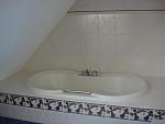 Und eine rieeesige Badewanne :o)... da kann sogar ich mit meinen 190cm drin liegen!