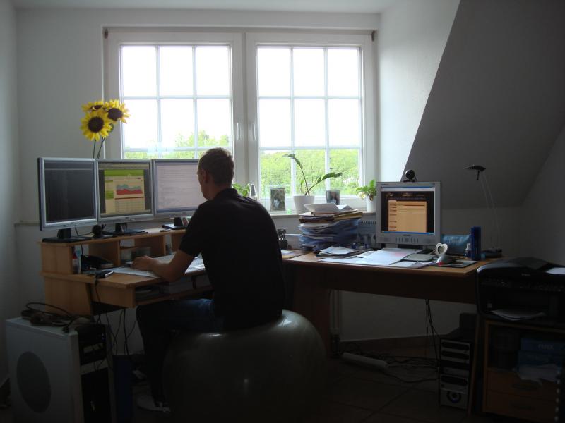 Jaaa liebe Leute, das ist mein alter Arbeitsplatz, an dem ich jeden Tag sitze und an dem Forum schraube :-)!