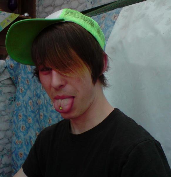 ja selbst ich hab ein zungenpiercing xD^^