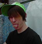 ja selbst ich hab ein zungenpiercing xD^^