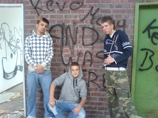 Bin der in der mitte^^
die anderen 2 sind meine kollegen und so :D