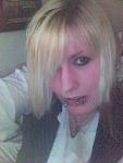 Ich mit blonden Haaren (meine Haare sind jetzt schwarz-blau getnt)
