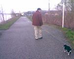Grimar und Mitzi beim herbstlichen Spaziergang. Sie hrt auf ihren Namen wie ein Hund.